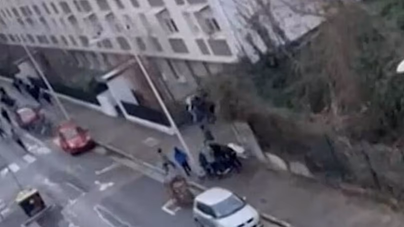 Capture d'écran d'une séquence vidéo qui semble montrer le combat dans lequel Quentin Deranque a été impliqué