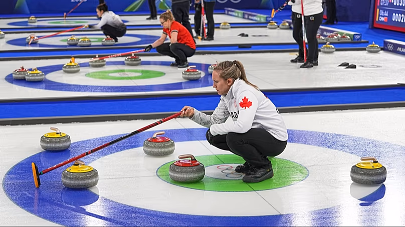 Rachel Homan du Canada en action lors du tournoi à la ronde féminin de curling contre le Japon aux Jeux olympiques d'hiver de 2026, à Cortina d'Ampezzo, en Italie, le lundi 16 février 2026.