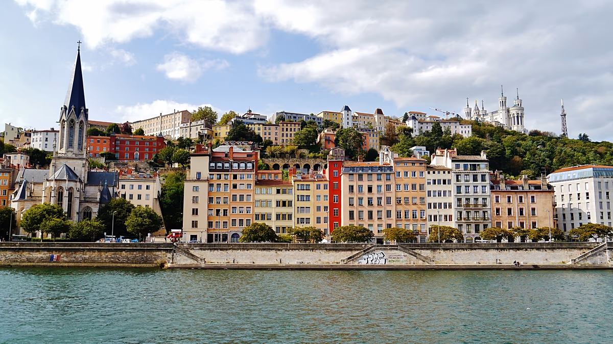Neuf suspects arrêtés dans le meurtre d'un militant d'extrême droite français à Lyon
