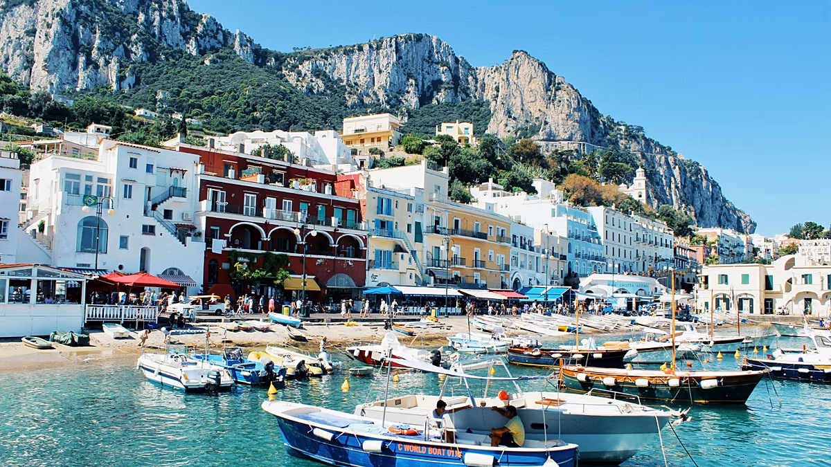 Numéros plafonnés et parapluies interdits : Capri sévit contre les groupes de touristes cet été