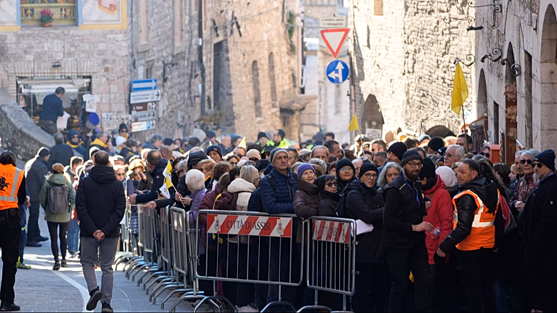 Des pèlerins font la queue pour honorer saint François lors de la première exposition publique à l'intérieur de la basilique Saint-François, marquant le 800e anniversaire de la mort du saint, le 22 février 2026.