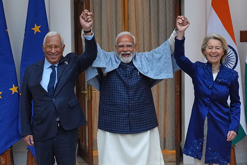 Le Premier ministre indien Narendra Modi, au centre, accueille le président du Conseil européen Antonio Costa, à gauche, et la présidente de la Commission européenne Ursula von der Leyen, le mardi 27 janvier 2026.