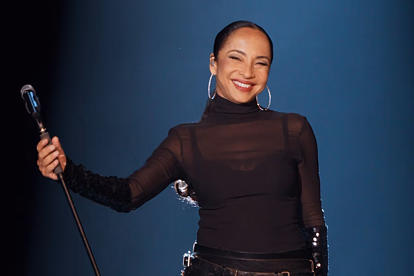 La chanteuse nigérian-britannique Sade Adu se produit lors de son concert "Soldiers of Love" à Sao Paulo, Brésil, le 20 octobre 2011.