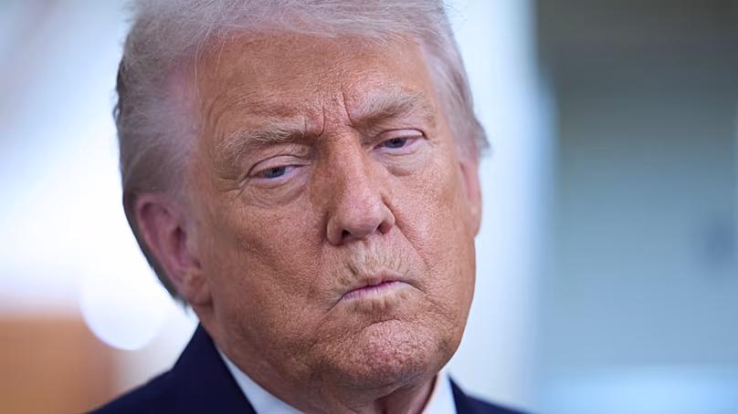 Le président Donald Trump s'entretient avec des journalistes à bord d'Air Force One après avoir quitté le Forum économique mondial de Davos pour Washington, le jeudi 22 janvier 2026.