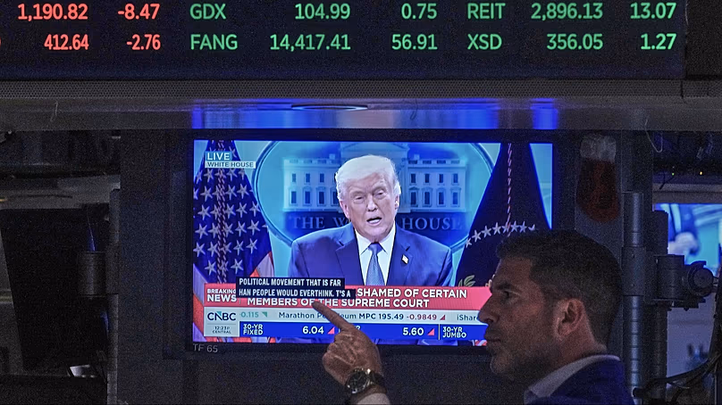 Le président Donald Trump apparaît sur un écran de télévision à la Bourse de New York, le 20 février 2026.