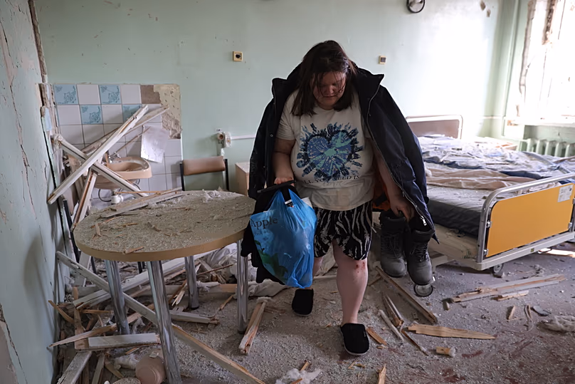 Une patiente enceinte évacue sa chambre d'hôpital après qu'un drone russe a frappé une maternité de la ville de Zaporizhzhia, en Ukraine, le dimanche 1er février 2026. (AP Photo/Kateryna Kloc