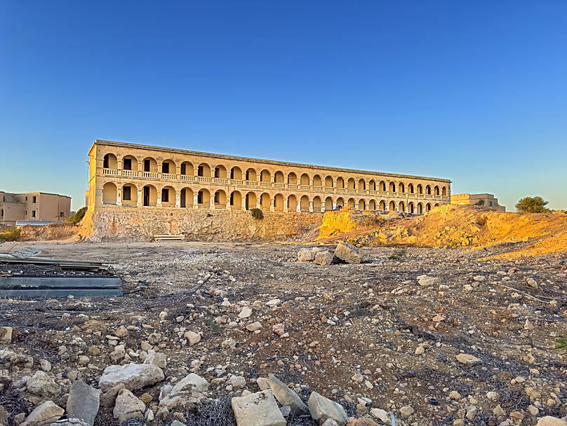 La caserne britannique du fort Chambray à Gozo est le seul exemple survivant de logements militaires britanniques sur l'île maltaise.