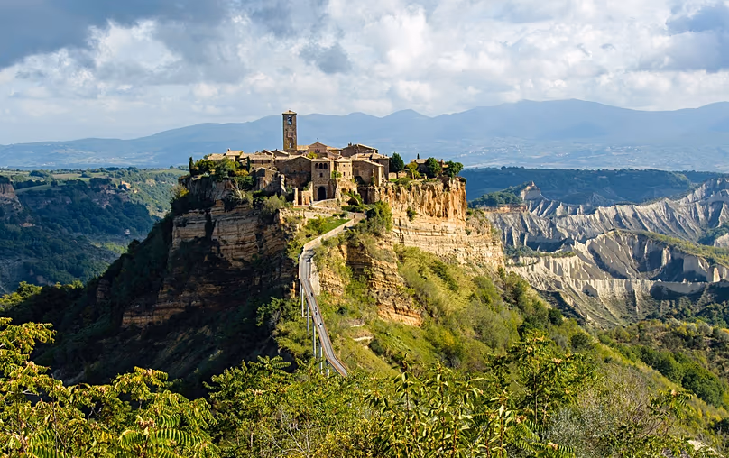 Le seul accès à Civita di Bagnoregio se fait par une passerelle escarpée