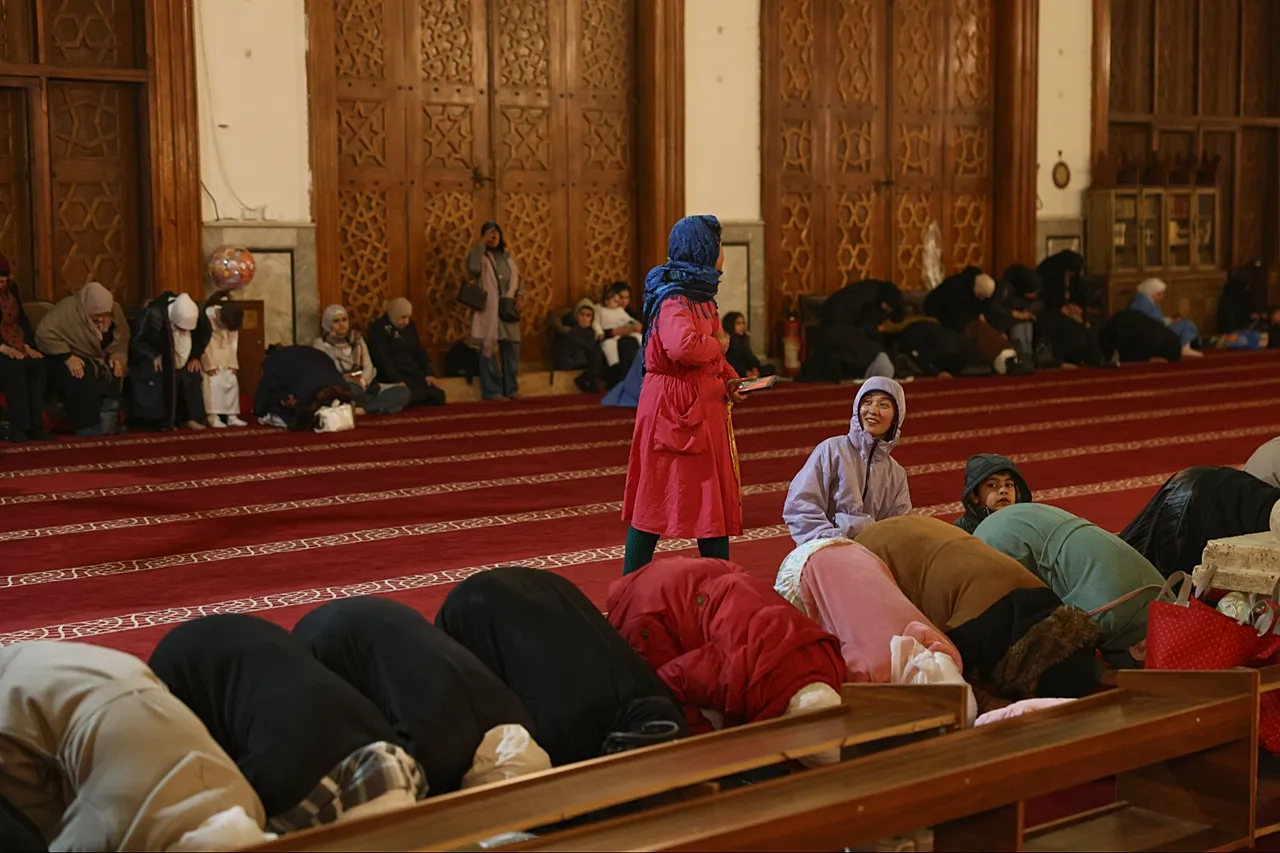 Des femmes assistent aux prières du soir de Taraweeh, la première nuit du mois sacré du Ramadan, à la mosquée des Omeyyades à Damas, en Syrie, le 18 février 2026.