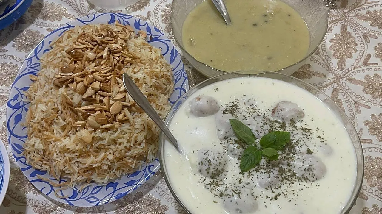 Le kibbeh au yaourt est l'un des plats cuisinés pendant le Ramadan dans le cadre d'une tradition connue sous le nom de « tabyyid al-sufra » (blanchir la table) consistant à cuisiner des aliments avec du yaourt.