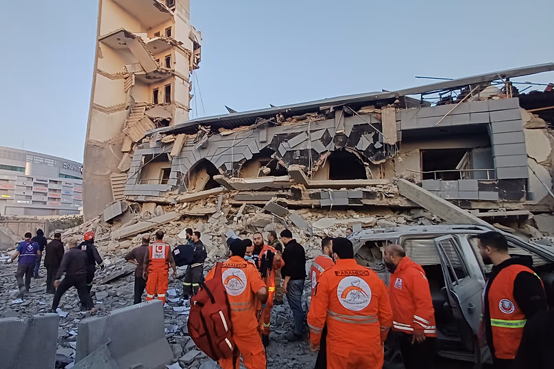 Des secouristes se rassemblent devant le centre détruit d'un groupe islamique libanais touché par une frappe israélienne à Sidon, le 3 mars 2026.
