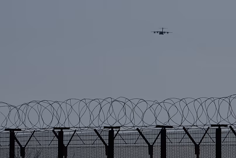 Un avion de transport décolle de la base aérienne RAF Akrotiri près de Limassol, le 3 mars 2026.