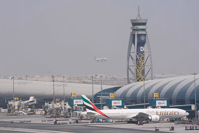 Un Boeing 777 d'Emirates se tient à la porte d'embarquement de l'aéroport international de Dubaï, le 17 août 2022.