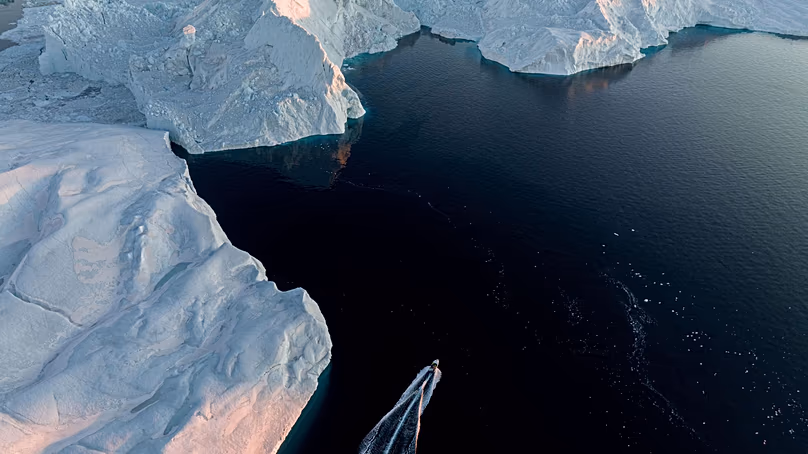 Un bateau de pêche passe devant un iceberg dans la baie de Disko, près d'Ilulissat, au Groenland, le mercredi 28 janvier 2026.