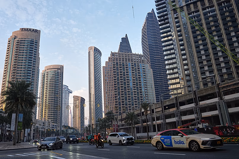 Un trafic léger se déplace le long d'une route principale du centre-ville de Dubaï, le 7 mars 2026.