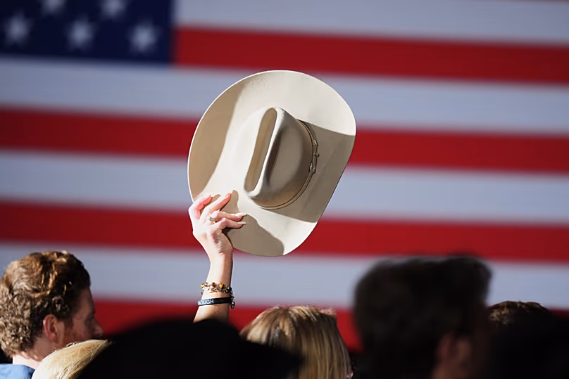 Un partisan lève son chapeau lors d’une soirée électorale pour le procureur général du Texas, Ken Paxton, le 3 mars 2026.