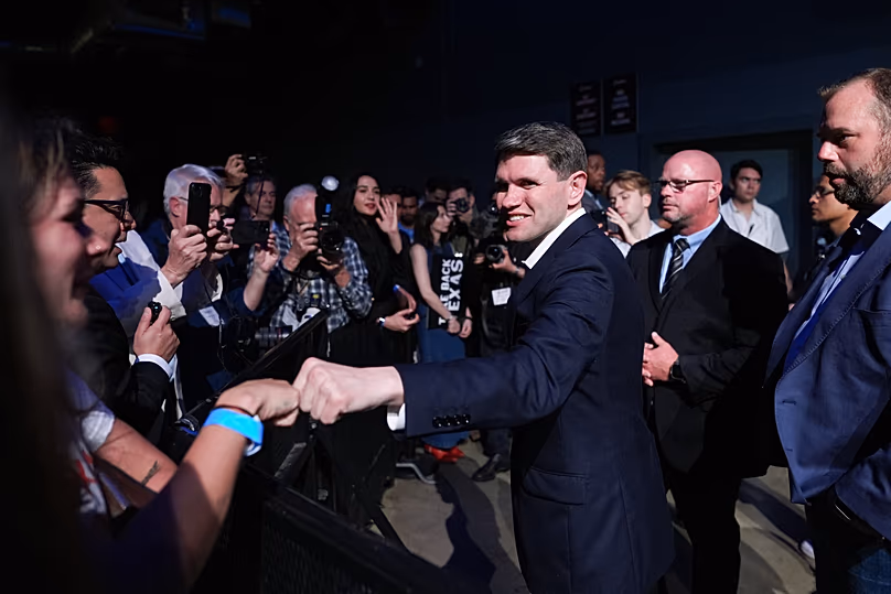 James Talarico, représentant de l'État du Texas, salue ses partisans lors d'une soirée de surveillance des élections primaires, le 3 mars 2026, à Austin. (Photo AP/Éric Gay)