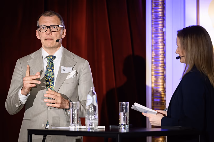 Mathieu Bousquet, directeur de la DG NEAR, s'entretient avec Angela Barnes d'Euronews