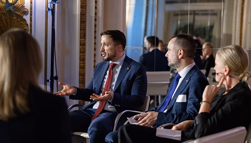 Petar Marković, ambassadeur du Monténégro, Danijel Apostolović, ambassadeur de Serbie, et Anna Stellinger, directrice générale adjointe de la Confédération des entreprises suédoises