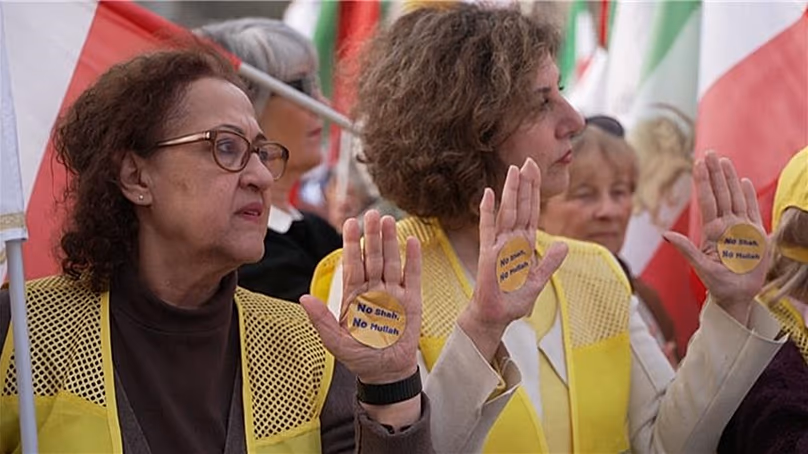 Manifestants montrant leurs paumes avec des autocollants indiquant « No Shah, No Mullah », Paris, France, 7 mars 2026.