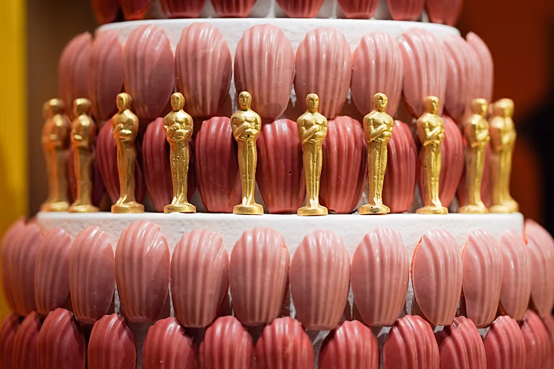 Les statuettes des Oscars en chocolat saupoudrées d'or sont photographiées lors de l'avant-première de la presse du Oscars Governors Ball, le mardi 10 mars 2026, à Los Angeles.