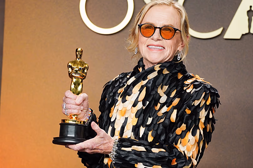 Amy Madigan with her Best Supporting Actress award