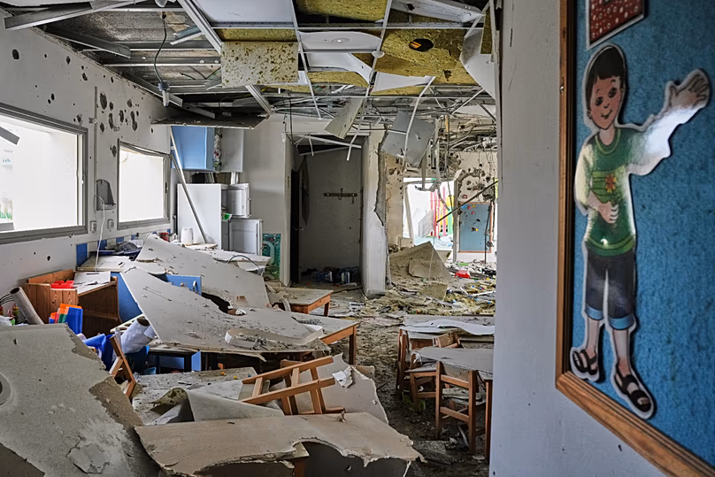 Vue d'un jardin d'enfants touché par des fragments d'un missile iranien à Rishon LeZion, Israël, samedi 21 mars 2026.