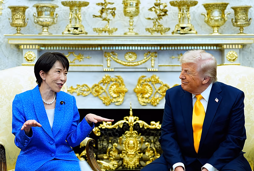 Le président américain Donald Trump s'entretient avec le Premier ministre japonais Sanae Takaichi dans le bureau ovale, le 19 mars 2026.