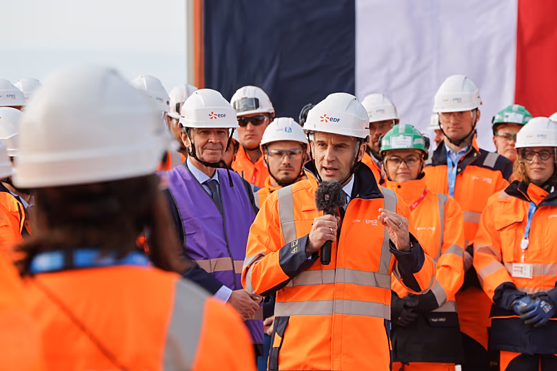 Emmanuel Macron s'exprime lors d'une visite du chantier de construction des réacteurs de nouvelle génération EPR2 de la centrale nucléaire de Penly à Petit-Caux, France, le 12 mars 2026