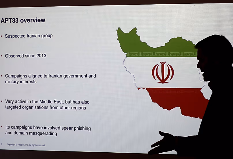 Le directeur d'une des filiales de FireEye s'adresse aux journalistes sur les techniques de piratage iranien à Dubaï, le 20 septembre 2017