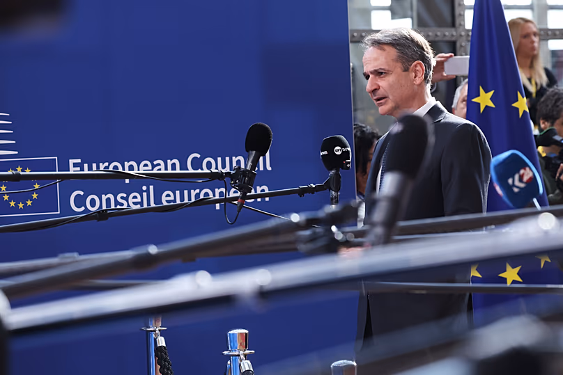 Le Premier ministre grec Kyriakos Mitsotakis s'entretient avec les médias alors qu'il arrive au sommet de l'UE au bâtiment du Conseil européen à Bruxelles, le 19 mars 2026.