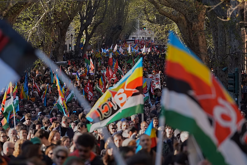 Des gens participent à une manifestation nationale contre la guerre organisée par le mouvement « No Kings Italy » à Rome, le samedi 28 mars 2026.