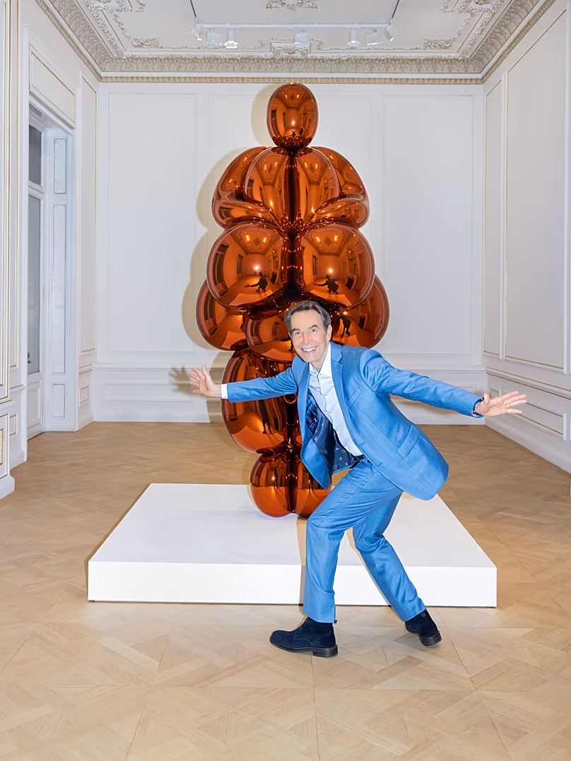Jeff Koons avec son Ballon Venus Lespugue (Orange) au Musée d'Art Cycladique