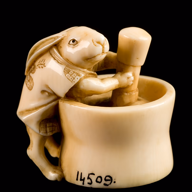 Netsuke, Lièvre/lapin pilonnant avec un pilon et un mortier, Japon (1701-1900)