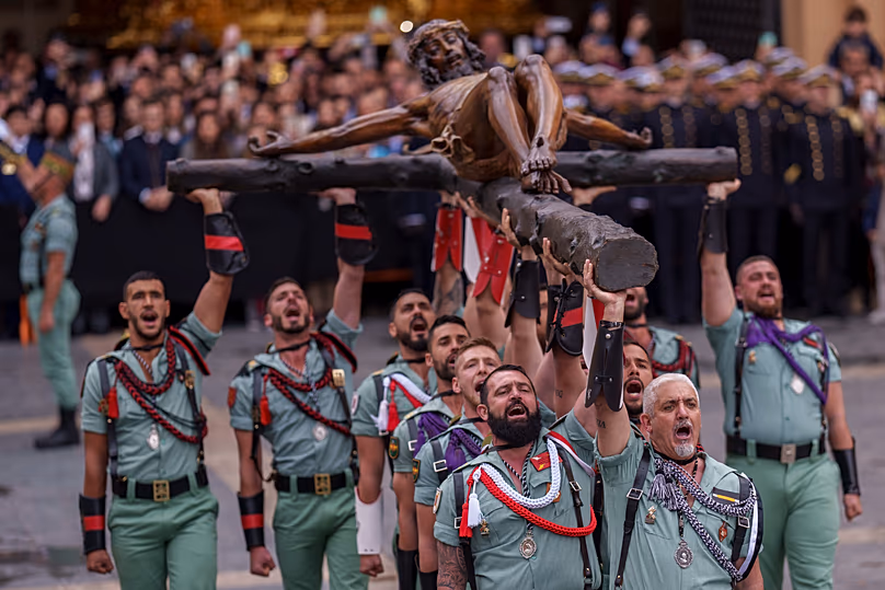 Des membres de la Légion espagnole portent l'image du Christ de la Bonne Mort à Malaga, dans le sud de l'Espagne, le 28 mars 2024.