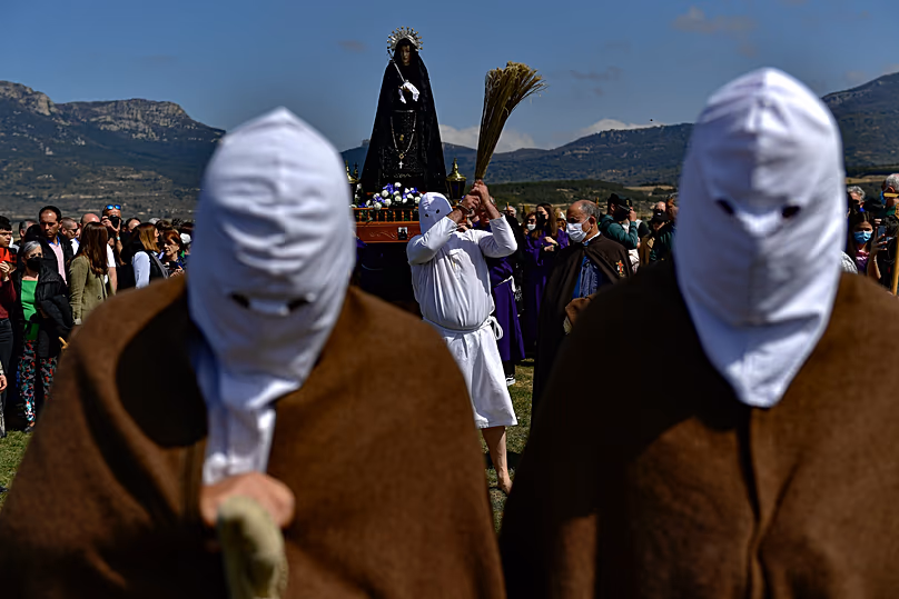 Les pénitents participent à la procession « Los Picaos » pendant la Semaine Sainte à San Vicente de la Sonsierra, dans le nord de l'Espagne, le vendredi 15 avril 2022.