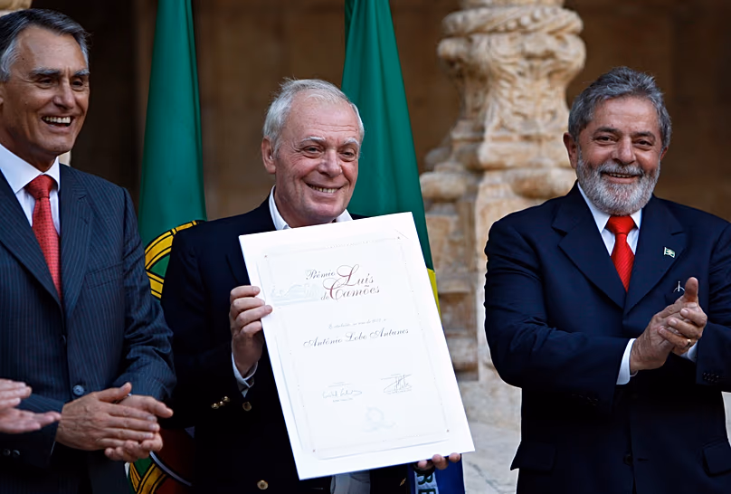DOSSIER : Antonio Lobo Antunes reçoit le Prix littéraire Camoes des mains du président portugais Anibal Cavaco Silva (à gauche) et du président brésilien Luiz Inacio Lula da Silva, 25 juillet 2008