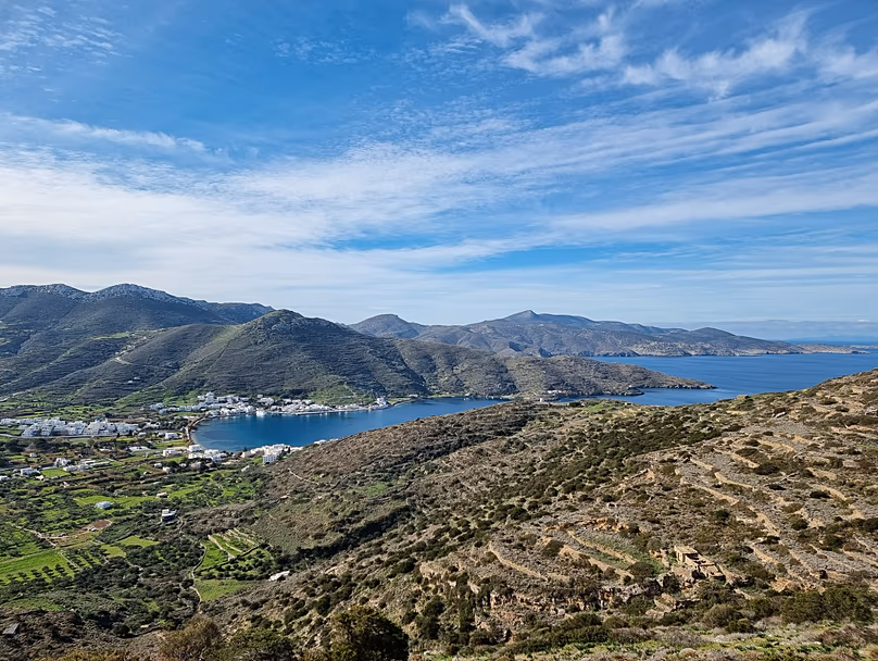 Le port de Katapola sous l'ancienne ville de Minoa.