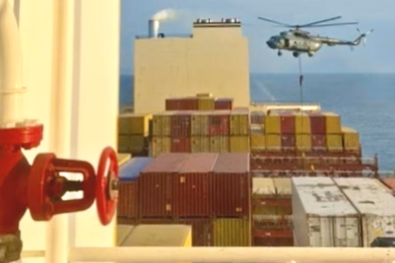 Un raid d'hélicoptère cible un navire près du détroit d'Ormuz en avril 2024.