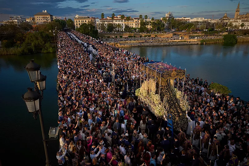 Une statue de la Vierge Marie est portée en procession dans les rues de Séville pendant la Semaine Sainte, en Espagne, le dimanche 13 avril 2025.
