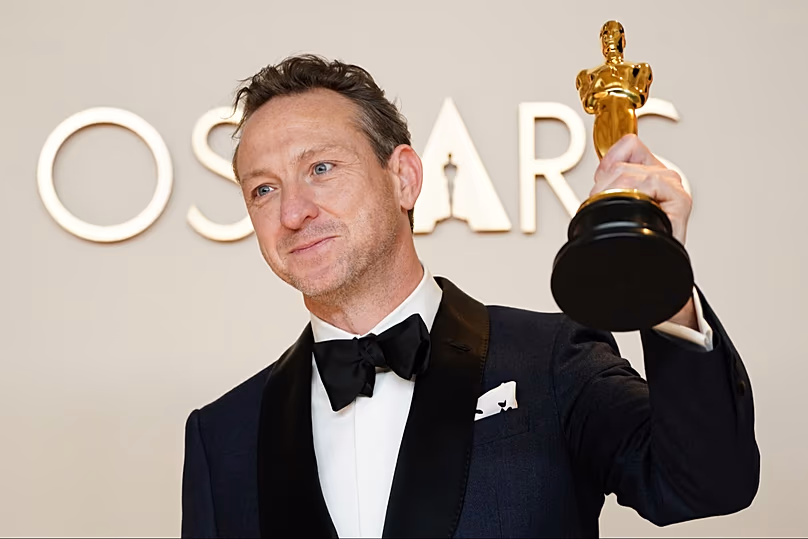 Lol Crawley, lauréate du prix de la meilleure photographie pour "The Brutalist", pose dans la salle de presse de la cérémonie des Oscars, le dimanche 2 mars 2025, au Dolby Theatre de Los Angeles