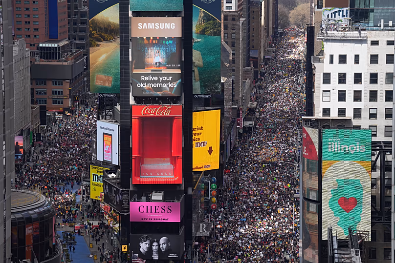 Des gens assistent à une manifestation « No Kings » le samedi 28 mars 2026 à New York.