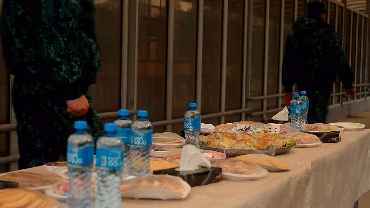 Des soldats azerbaïdjanais aident les personnes fuyant le conflit en Iran à la frontière d'Astara