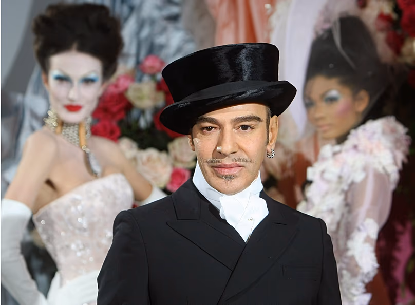 DOSSIER : John Galliano pose à la fin de la présentation de la collection de mode Dior Haute Couture printemps/été 2010 à Paris.
