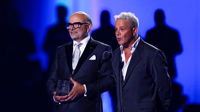 DOSSIER : Manuel Abud (à gauche) et Alejandro Sanz remettent un prix à Antonio Banderas lors des Latin Grammy Awards à Séville, en Espagne, le 16 novembre 2023.