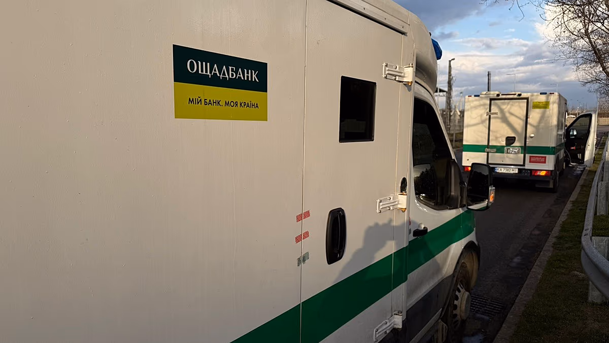 Intercepté, injecté de la substance et de l'argent liquide saisi : le personnel d'une banque ukrainienne détaille la saisie hongroise