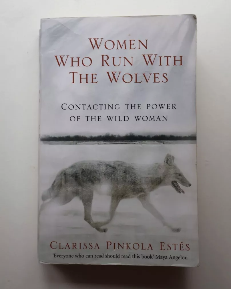 Femmes qui courent avec les loups de Clarissas Pinkola Estés, cantadora, gardienne des vieilles histoires de la tradition latino.
