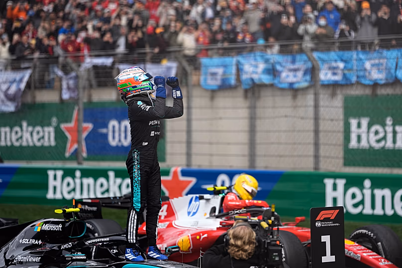 L'Italien Andrea Kimi Antonelli, pilote Mercedes, célèbre après avoir réalisé le meilleur temps du Grand Prix de Formule 1 de Chine à Shanghai, le 15 mars 2026.