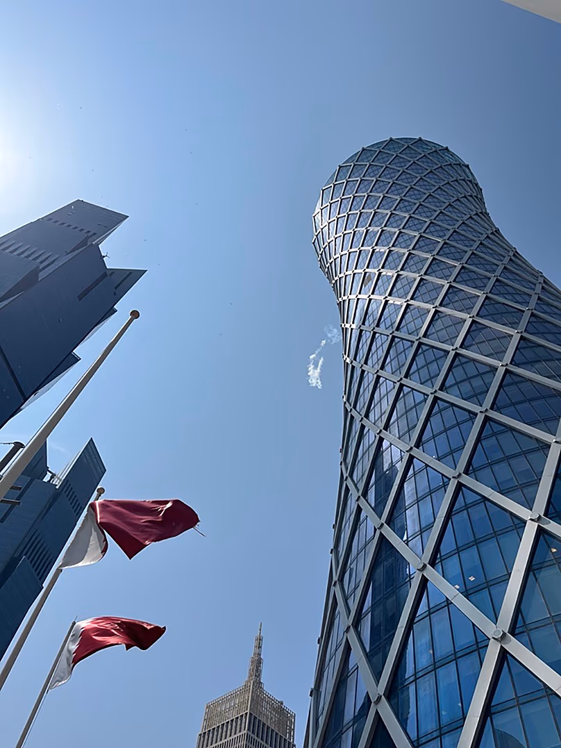 Nuages de fumée provenant d'une interception vus au-dessus de Doha, le 11 mars 2026