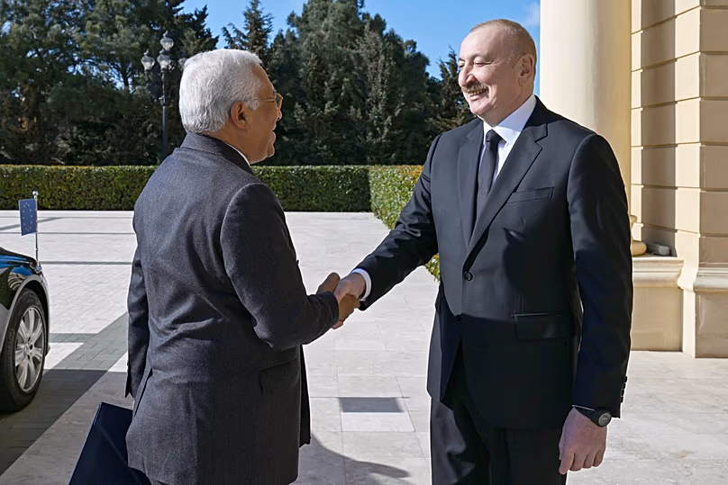 Le président azerbaïdjanais Ilham Aliyev, à droite, salue le président du Conseil européen Antonio Costa à Bakou, en Azerbaïdjan, le mercredi 11 mars 2026.